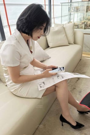 白色职业装搭配肉色丝袜简直太诱惑了