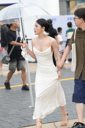 低胸丰满性感女友