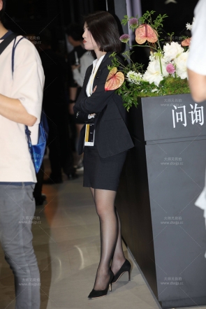 黑丝短发干练女销售