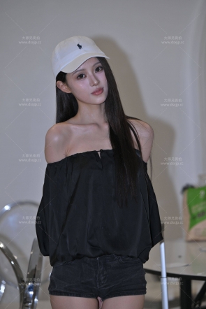 九头身比基尼美女