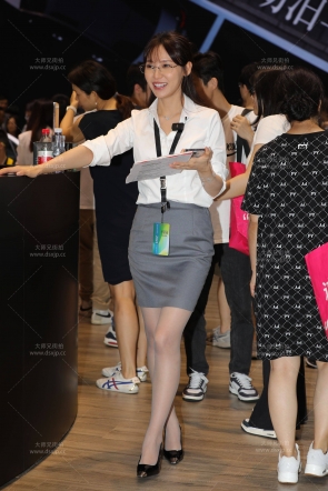 灰丝制服美腿小姐姐