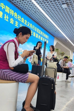 4K视频南航空姐下班肉丝美腿形象身材很赞3分19秒
