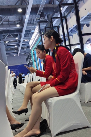 制服小妹亮丝脚