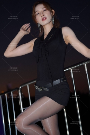 包臀裙油亮丝美腿