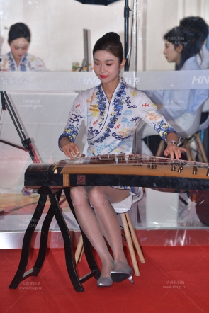 海航空姐弹琴