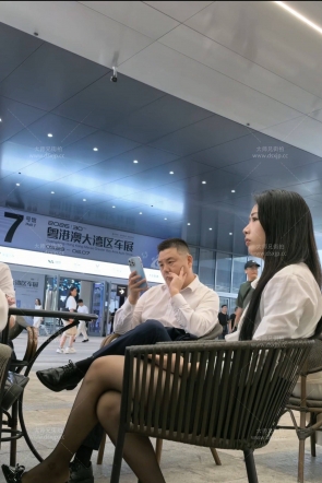 4k咖啡店偶遇汽车销售黑丝脱鞋挑鞋真实震撼刺激9分54秒