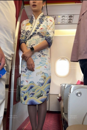 海航空姐少妇风韵制服灰丝迎客站姿与翘腿坐姿