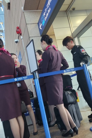 4k视频上航空乘高级灰丝高跟制服气质赞2分16秒
