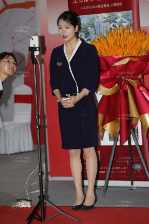 物业展会的肉丝主播小姐姐