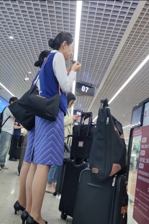 4k视频南航两位乘务长气质韵味肉丝高跟等车2分28秒