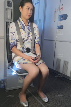 4k海航空姐灰丝大长腿机上坐姿罕见脱鞋震撼5分53秒