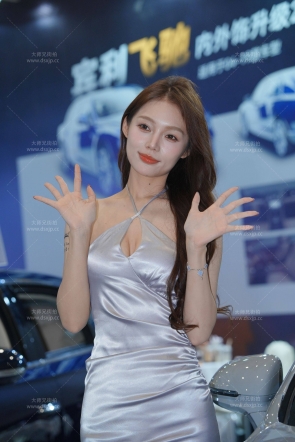 银色包臀裙美女