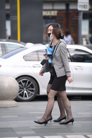 下班路上的制服黑丝柜姐