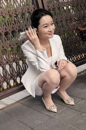 超薄肉丝美女的放蹲太诱惑了