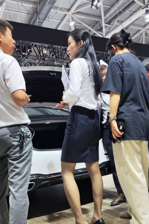 奔驰极品肉丝少妇脱鞋露足精彩瞬间4K街拍