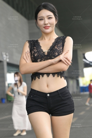 黑色短裤大长腿美女