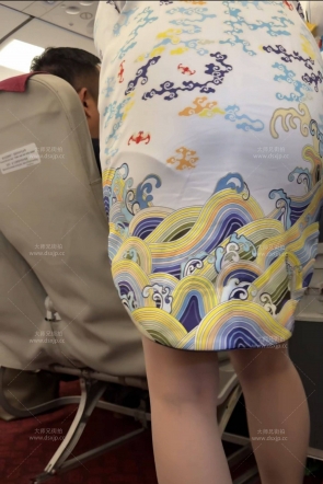 海航空姐旗袍制服灰丝好身材机上售卖近距视角