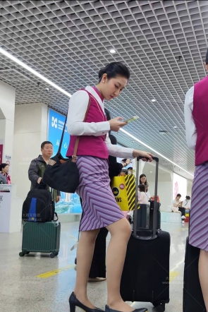 4k视频偶遇南航高挑气质空姐下班肉丝高跟5分38秒