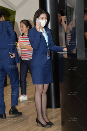 温婉大方人妻感的制服黑丝高跟