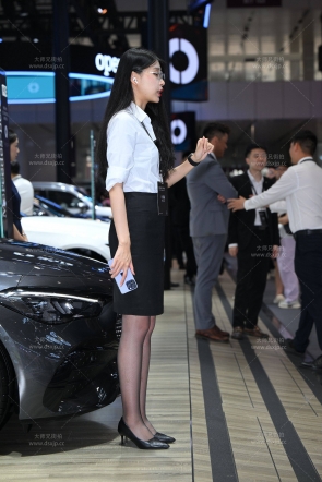 大长腿眼镜制服妹