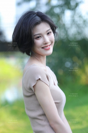 26最近成都车展程儿外拍写真风【套图送视频】