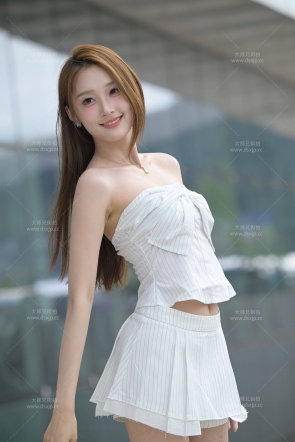 小桂圆白裙美腿