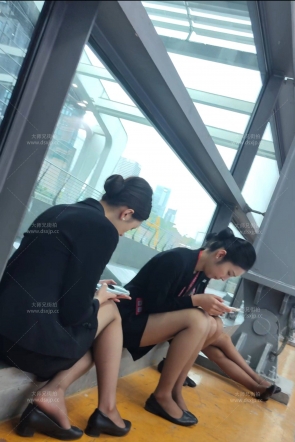 制服灰丝美足礼仪