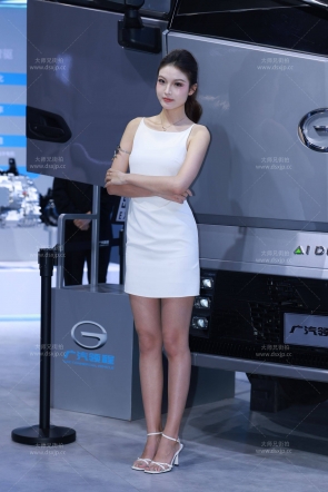 白皙大长腿美女