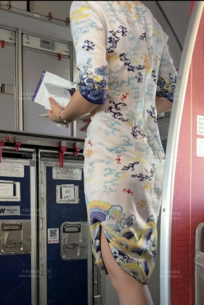 海航空姐制服灰丝飞机前舱干活大长腿优美身姿