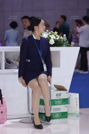肉丝大长腿春光乍泄