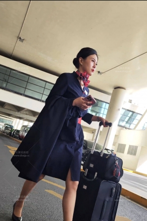 机场偶遇东航空姐下班棕丝高跟走路掉跟2分26秒