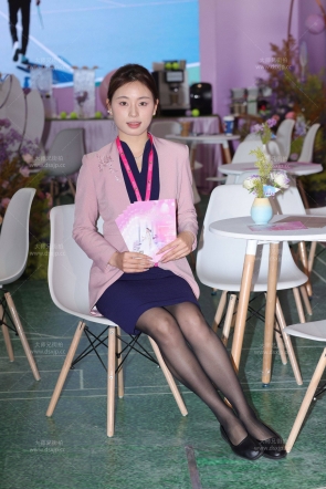 婚博会上的肉丝小姐姐