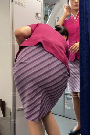 南航空姐包臀裙肉丝前舱整理旅客行李曼妙身姿