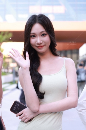 26最新车展甜美可爱的包臀裙美女