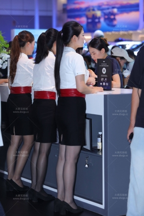 成都车展上的制服美腿黑丝小姐姐
