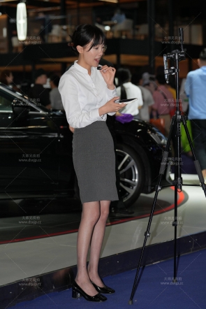 制服少妇迁细黑丝美腿主播