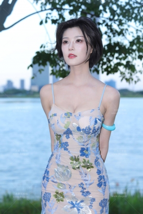 26最近成都车展外拍程儿吊带露乳性感短裙【套图+视频】