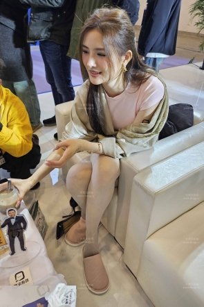 肉丝大美腿真诱惑