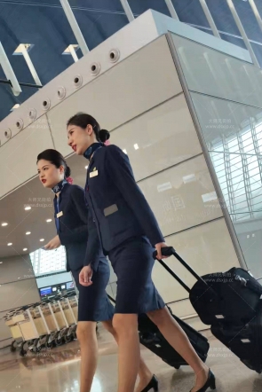 4k视频东航空乘下班超薄棕色丝高跟制服经典2分21秒