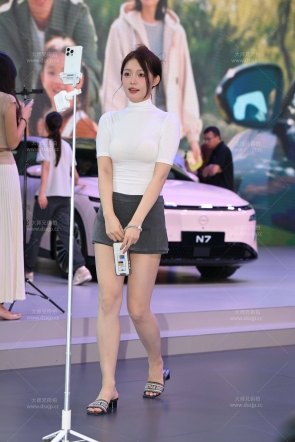 牛仔热裤美女主播